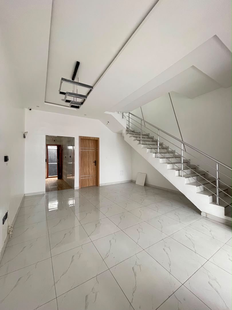 BEAUTIFULLY BUILT 3 BEDROOM DUPLEX image 3