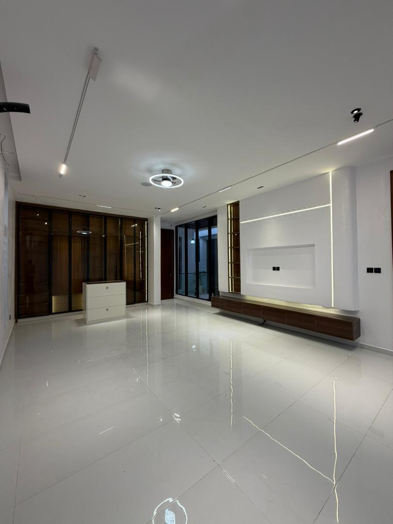 GORGEOUSLY DESIGNED 5-BEDROOM HOME image 8