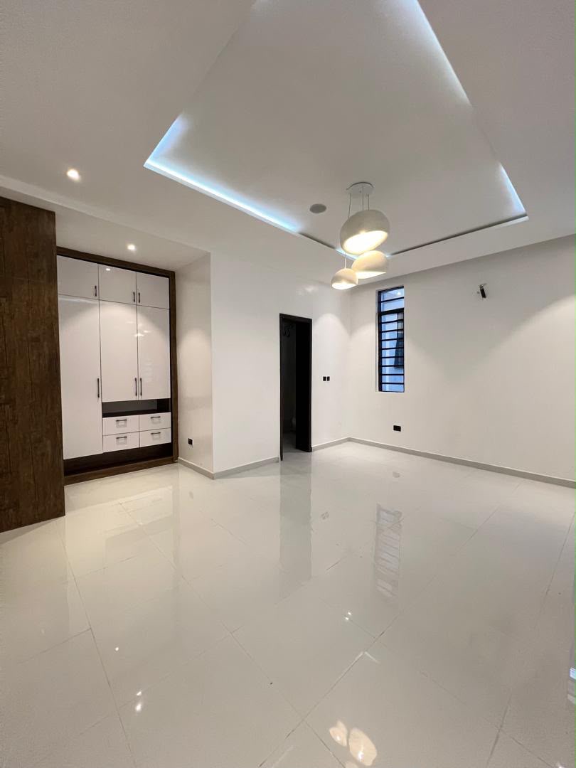 DAZZLING 5 BEDROOM PALATIAL HOME image 8