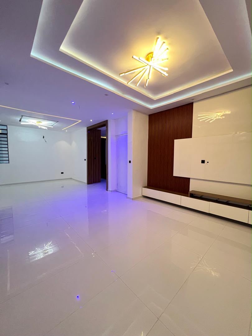 DAZZLING 5 BEDROOM PALATIAL HOME image 9
