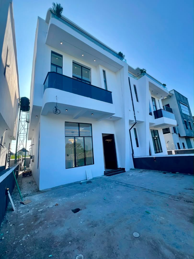 BEAUTIFUL SEMI DETACHED 4 BEDROOM HOME image 2
