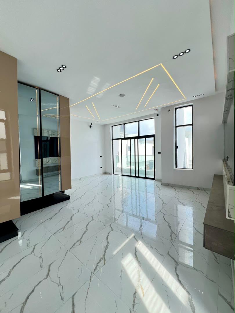 STUNNING 4 BEDROOM DETACHED DUPLEX image 6