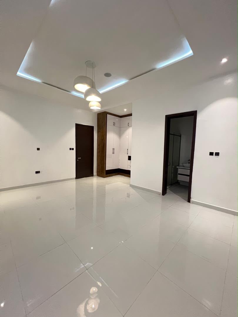 DAZZLING 5 BEDROOM PALATIAL HOME image 10