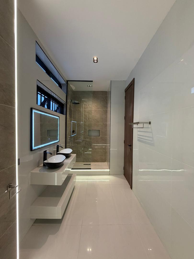 REMARKABLY BUILT 5-BEDROOM SMART HOME image 3