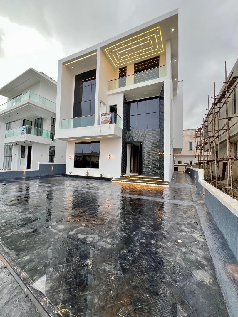DAZZLING 5 BEDROOM PALATIAL HOME in LEKKI, LAGOS