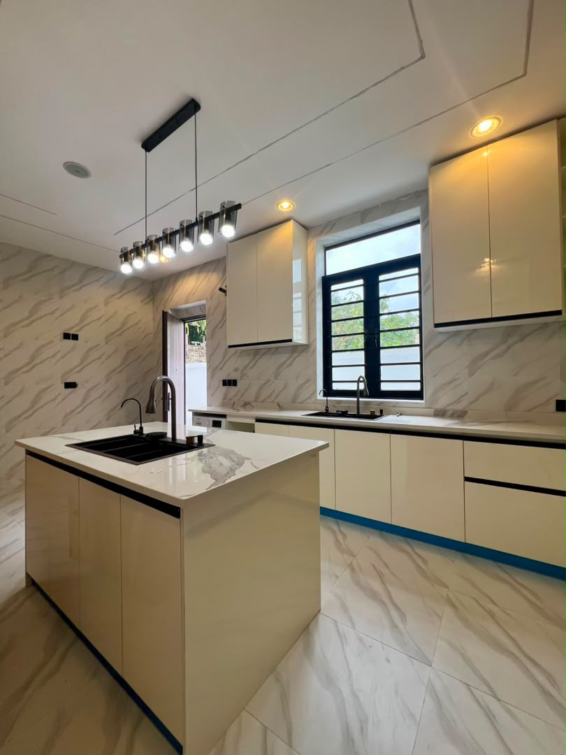 UNIQUE FULLY DETACHED 5 BEDROOM HOME image 10