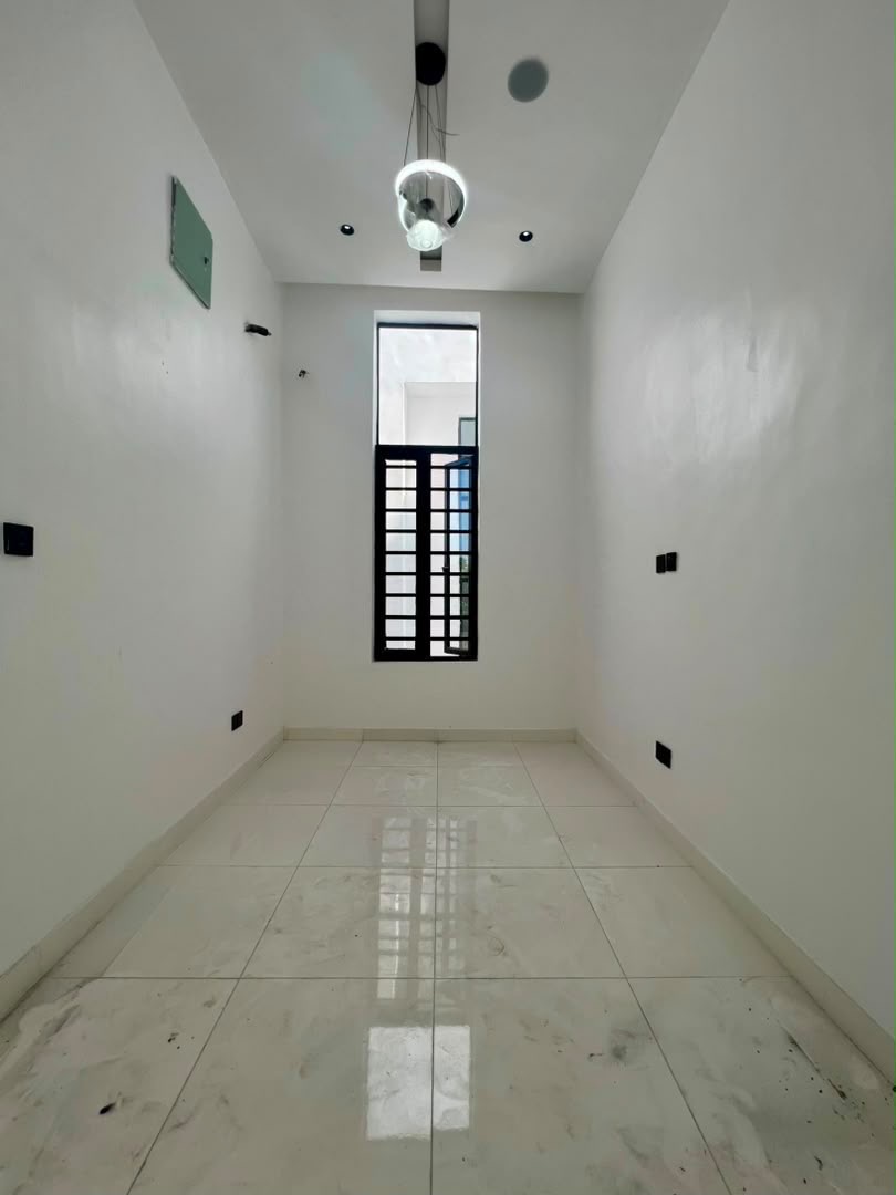 BEAUTIFUL SEMI DETACHED 4 BEDROOM HOME image 6