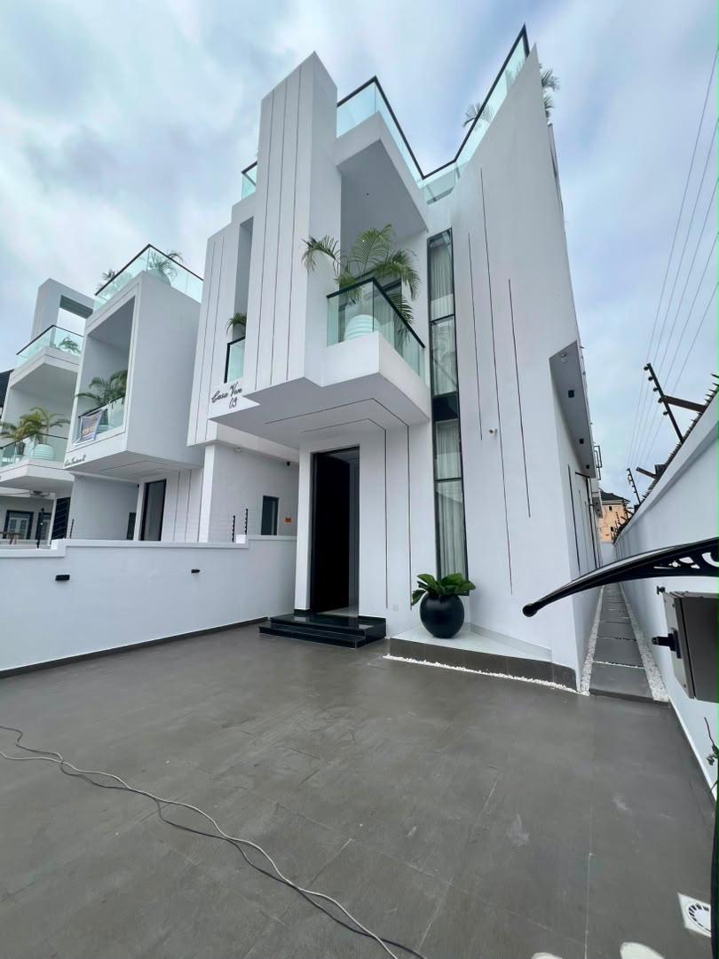 RESPLENDENTLY FINISHED FULLY DETACHED 5 BEDROOM SMART HOME in LEKKI, LAGOS
