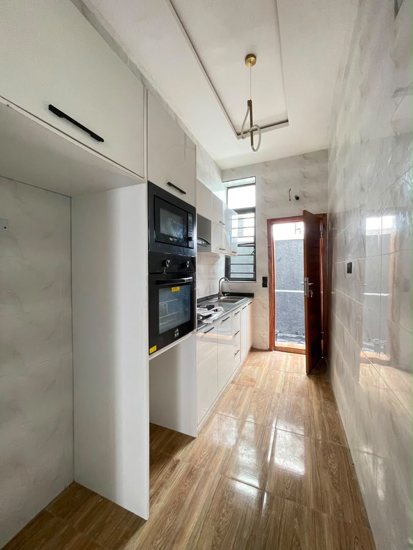 BEAUTIFULLY BUILT 3 BEDROOM DUPLEX image 11