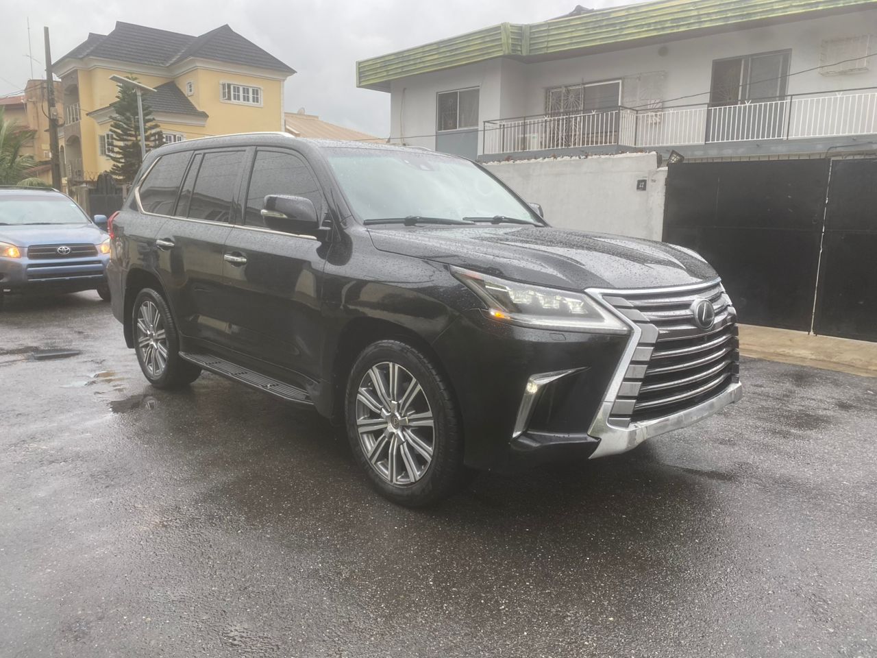 LEXUS LX570 (2017) image 4