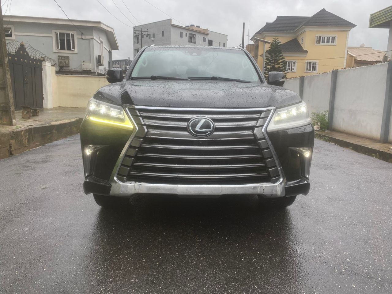 LEXUS LX570 (2017) image 2