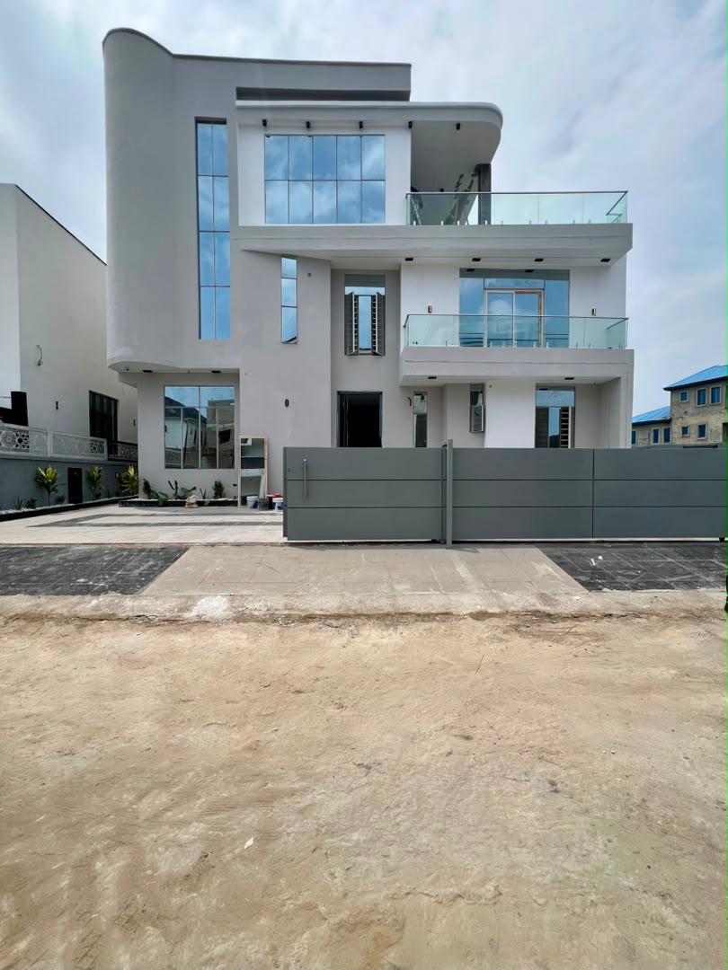 ⚜️**REMARKABLY BUILT 5 BED FULLY DETACHED SMART HOME WITH SWIMMING POOL, CINEMA, GYM AREA AND BQ*⚜️