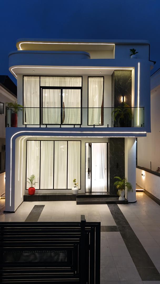 ⚜️**GORGEOUSLY DESIGNED 5 BED SMART HOME WITH POOL, GYM ROOM AND BQ⚜️**