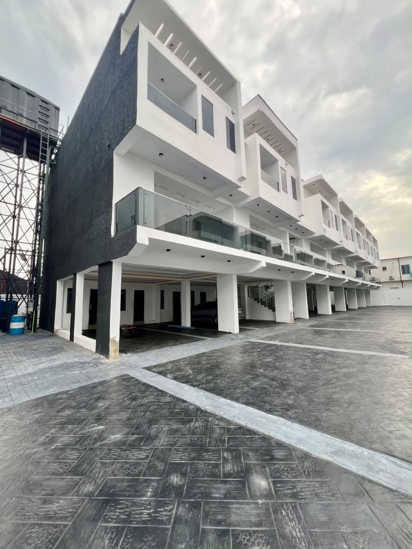 ⚜️**NEATLY CARVED 2&3 BED TERRACE DUPLEX AND 3 BED MAISONNETTE WITH BQ*⚜️