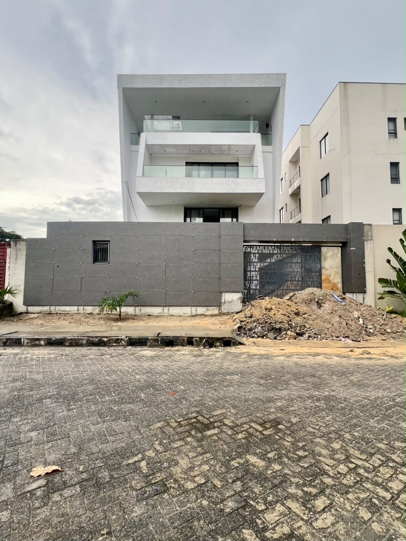 ⚜️**IMPECCABLY FINISHED 5 BED FULLY DETACHED SMART HOME WITH SWIMMING POOL, ELEVATOR,ROOFTOP TERRACE AND A BQ*⚜️